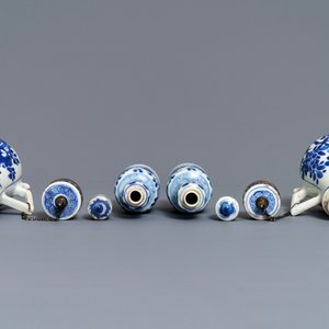 A pair of Chinese blue and white vases and a pair of jugs, Kangxi — 照片 6