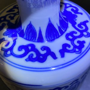 A pair of Chinese blue and white vases and covers, Kangxi — 照片 15