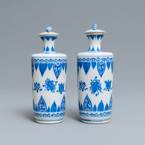 A pair of Chinese blue and white vases and covers, Kangxi — 照片 3