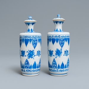 A pair of Chinese blue and white vases and covers, Kangxi — 照片 4