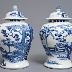 A pair of Chinese blue and white vases and covers, Kangxi mark, 19th C. — 照片 2