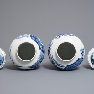A pair of Chinese blue and white vases and covers, Kangxi mark, 19th C. — 照片 5