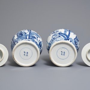 A pair of Chinese blue and white vases and covers, Kangxi mark, 19th C. — 照片 6