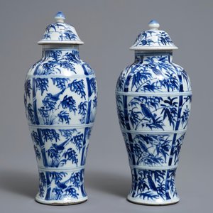A pair of Chinese blue and white vases and covers with birds on bamboo branches, Kangxi — 照片 3