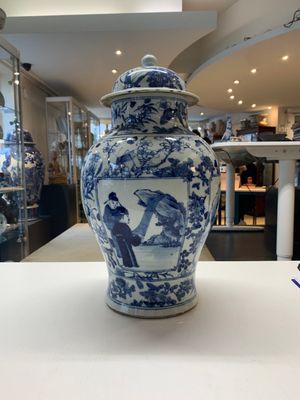 A pair of Chinese blue and white vases and covers with figural panels, 19th C. — foto 1