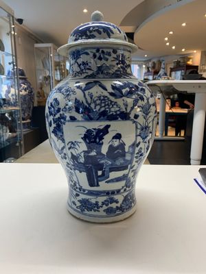 A pair of Chinese blue and white vases and covers with figural panels, 19th C. — foto 11