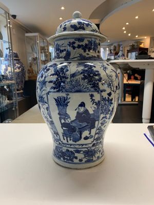 A pair of Chinese blue and white vases and covers with figural panels, 19th C. — foto 12