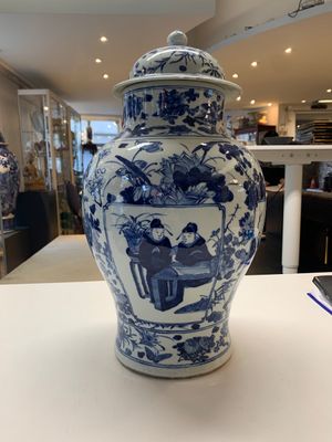 A pair of Chinese blue and white vases and covers with figural panels, 19th C. — foto 13