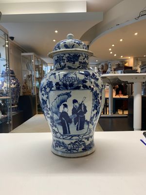 A pair of Chinese blue and white vases and covers with figural panels, 19th C. — foto 2