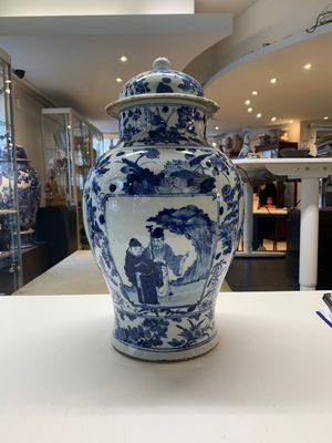 A pair of Chinese blue and white vases and covers with figural panels, 19th C. — foto 3