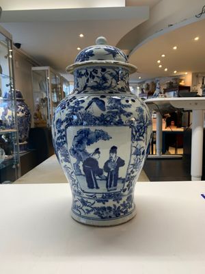 A pair of Chinese blue and white vases and covers with figural panels, 19th C. — foto 4