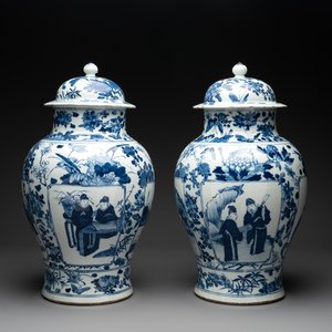 A pair of Chinese blue and white vases and covers with figural panels, 19th C. — foto 1