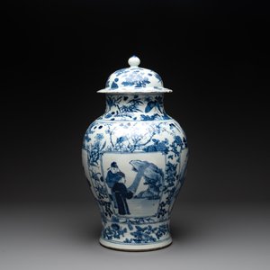 A pair of Chinese blue and white vases and covers with figural panels, 19th C. — foto 11