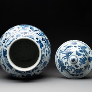 A pair of Chinese blue and white vases and covers with figural panels, 19th C. — foto 12