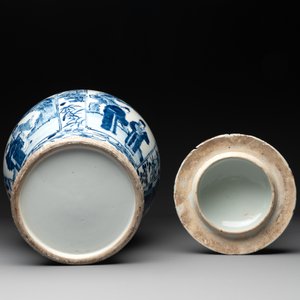 A pair of Chinese blue and white vases and covers with figural panels, 19th C. — foto 13