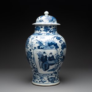 A pair of Chinese blue and white vases and covers with figural panels, 19th C. — foto 2