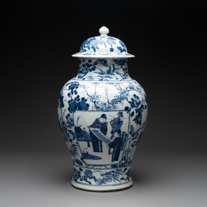 A pair of Chinese blue and white vases and covers with figural panels, 19th C. — foto 3