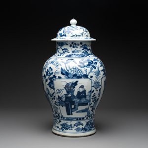 A pair of Chinese blue and white vases and covers with figural panels, 19th C. — foto 4