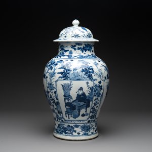 A pair of Chinese blue and white vases and covers with figural panels, 19th C. — foto 5