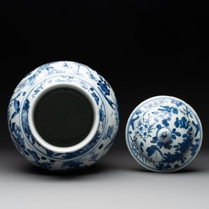 A pair of Chinese blue and white vases and covers with figural panels, 19th C. — foto 6
