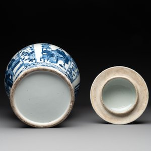 A pair of Chinese blue and white vases and covers with figural panels, 19th C. — foto 7