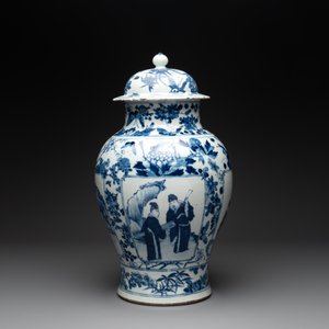 A pair of Chinese blue and white vases and covers with figural panels, 19th C. — foto 8