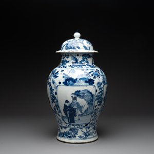 A pair of Chinese blue and white vases and covers with figural panels, 19th C. — foto 9