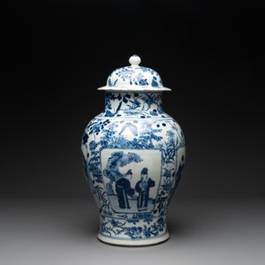 A pair of Chinese blue and white vases and covers with figural panels, 19th C. — foto 10