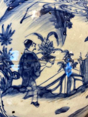 A pair of Chinese blue and white vases and covers with figurative design, Ming — 照片 15
