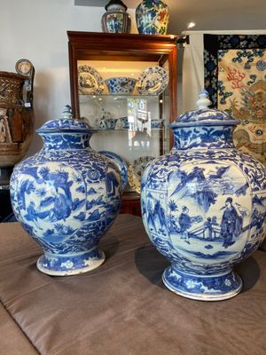 A pair of Chinese blue and white vases and covers with figurative design, Ming — 照片 2