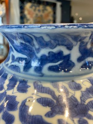 A pair of Chinese blue and white vases and covers with figurative design, Ming — 照片 29