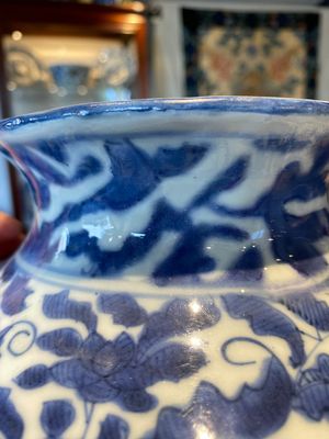 A pair of Chinese blue and white vases and covers with figurative design, Ming — 照片 30