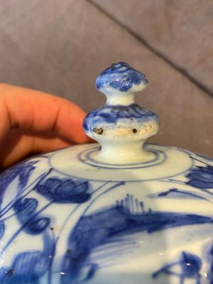 A pair of Chinese blue and white vases and covers with figurative design, Ming — 照片 6