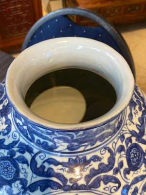 A pair of Chinese blue and white vases and covers with figurative design, Ming — 照片 7