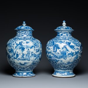 A pair of Chinese blue and white vases and covers with figurative design, Ming — 照片 1