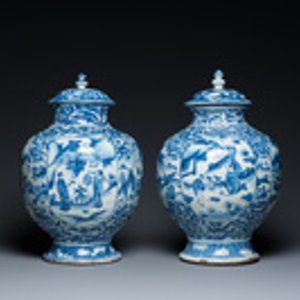 A pair of Chinese blue and white vases and covers with figurative design, Ming — 照片 2
