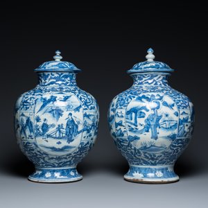 A pair of Chinese blue and white vases and covers with figurative design, Ming — 照片 3