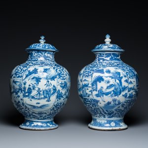 A pair of Chinese blue and white vases and covers with figurative design, Ming — 照片 4