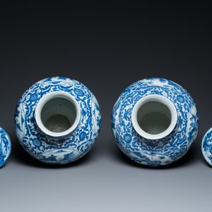 A pair of Chinese blue and white vases and covers with figurative design, Ming — 照片 5