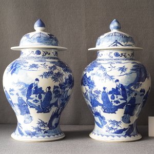 A pair of Chinese blue and white vases and covers with figures in a landscape, 19th C. — 照片 11