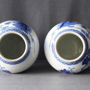 A pair of Chinese blue and white vases and covers with figures in a landscape, 19th C. — 照片 14