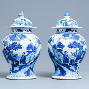 A pair of Chinese blue and white vases and covers with figures in a landscape, 19th C. — 照片 2