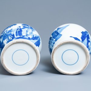 A pair of Chinese blue and white vases and covers with figures in a landscape, 19th C. — 照片 6