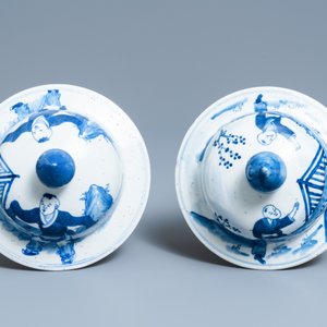 A pair of Chinese blue and white vases and covers with figures in a landscape, 19th C. — 照片 7