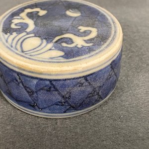 A pair of Chinese blue and white vases and covers with floral design, Hatcher cargo shipwreck, Transitional period — 照片 8