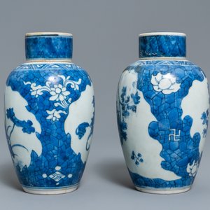 A pair of Chinese blue and white vases and covers with floral design, Hatcher cargo shipwreck, Transitional period — 照片 5