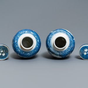 A pair of Chinese blue and white vases and covers with floral design, Hatcher cargo shipwreck, Transitional period — 照片 6