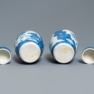 A pair of Chinese blue and white vases and covers with floral design, Hatcher cargo shipwreck, Transitional period — 照片 7