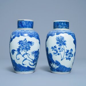 A pair of Chinese blue and white vases and covers with floral design, Hatcher cargo shipwreck, Transitional period — photo 1