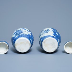 A pair of Chinese blue and white vases and covers with floral design, Hatcher cargo shipwreck, Transitional period — photo 6